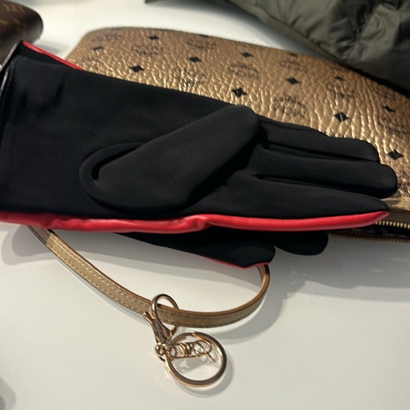 ❤️❤️❤️👠NWT‼️ JUICY COUTURE Faux leather gloves 🧤Red and Black Women's Gloves - Picture 4 of 4